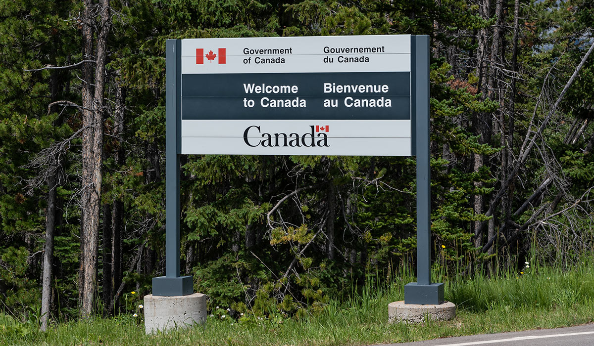 A large sign with the Canadian flag which reads: Welcome to Canada